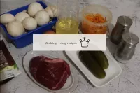 韓国のニンジンとキノコと牛肉でグルトニーサラダを作る方法は？すべての材料を準備します。静脈と脂肪、タ...