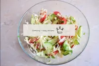 Coloque a salada pronta no saladeiro e sirva-a par...