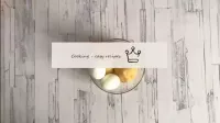Carote, patate e uova, pulite e pulite. ...