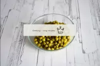 グリーンエンドウ豆の缶から液体を排出し、エンドウ豆自体をザル状にしてしばらく横になります。これはサラ...