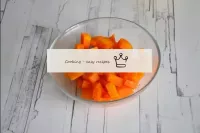 Pelar las zanahorias hervidas y refrigeradas de la...