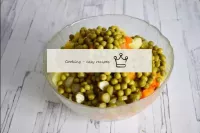 Kombinieren Sie in einem geeigneten Salat alle ges...
