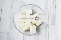 Couper la feta en petits cubes. ...