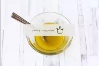 Nella mischia, collegare olio d'oliva, succo di li...