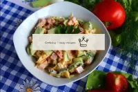 Es bueno mezclarlo. La ensalada preparada se relle...