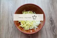 Put the Beijing cabbage in a straw and put it in a...