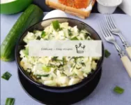 Sie können den Salat in einem gemeinsamen Salat od...