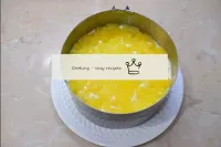 Drain the liquid from the canned pineapples. Cut t...