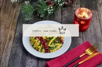 Ensalada juguete de árbol de navidad con piña de n...