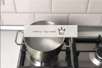 A primeira coisa a fazer é cozinhar o peito. Para ...