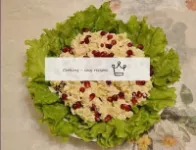 Rasgamos as folhas de salada ou colocamos-nas inte...