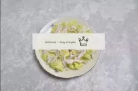 Recoge la ensalada. Tome un plato plano, en él la ...