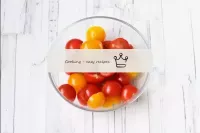 Lavem os tomates, cortem-nos e cortem-nos ao meio....