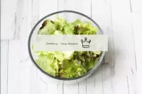 Le mélange de feuilles de salade peut prendre un m...