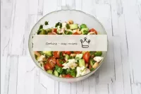 Mezcle todo suavemente y deje que la ensalada infu...