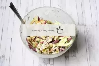 A salada é cheia de salada e maionese, salgue-a, p...