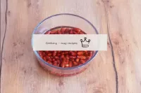 Los frijoles se remojan previamente en agua fría d...