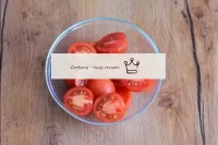 Lavar los tomates cherry y cortar con mitades o cu...