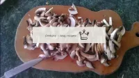 Les champignons sont coupés en plaques. On fait fr...