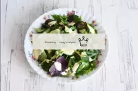 Remplissez les feuilles de salade d'une vinaigrett...