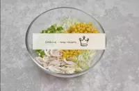 Coloque os ingredientes cortados na salada, e jogu...