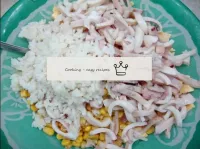 Добавьте к нарезанным продуктам отваренный рис и к...