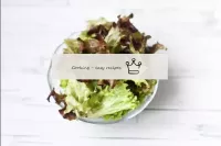 Séchez les feuilles de salade et déchirez-les avec...