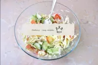 Encha a salada com maionese e misture tudo. Adicio...