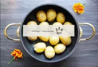 Primeiro, cozinhe as batatas. Como vamos cozê-lo e...