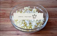 Send the chopped Beijing cabbage in a salad bowl t...