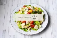 Verschieben Sie den Salat auf ein Serviergericht u...