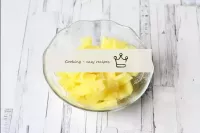 Vider le liquide des ananas en conserve, sécher. S...