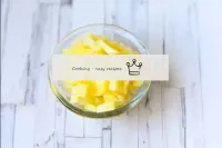 Vider le liquide des ananas en conserve, sécher. S...