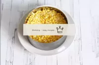 Spread the canned corn over the carrots and lightl...