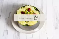 Décorer la salade avec des ananas, des grains de m...