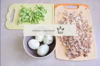 Separate the chicken meat from the bones and finel...