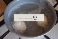 Die Salateier kochen. Dazu gießt du sie mit kaltem...