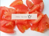 Corta el tomate con placas finas. Puedes perderte ...