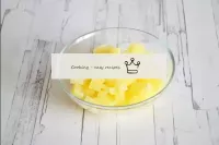 Togliete le ananas in scatola dallo sciroppo e asc...