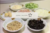 Aus den vorbereiteten Produkten den Salat in Schic...
