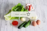 カニの棒と赤いキャビアでサラダを作る方法は？とてもシンプルです。まず、リストに従って必要な成分を準備...
