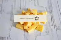 Toma un delicioso queso duro y córtalo en pequeños...