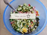 Ajouter le concombre haché dans le bol à la salade...