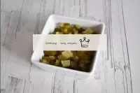 Coupez les concombres marinés en petits cubes. ...