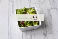 Laver les feuilles de salade et sécher. Vous pouve...