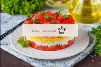 Salade de poisson rouge avec tomates et fromage...