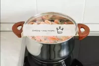 Avant de cuire les crevettes, frotter sous l'eau f...
