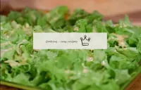 Mettre les feuilles de salade coupées sur un plat ...