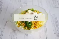 Encher a salada com maionese, pichá-la e misturá-l...