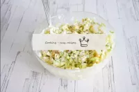 Un'insalata pronta per decorare con prezzemolo e s...